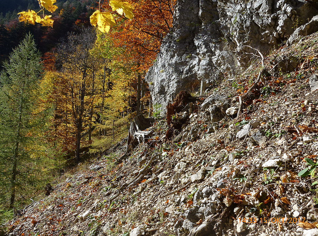 0P1520602. KESSELGRABEN weiter oben-sonnig+steinig oberehalb v Weg.jpg