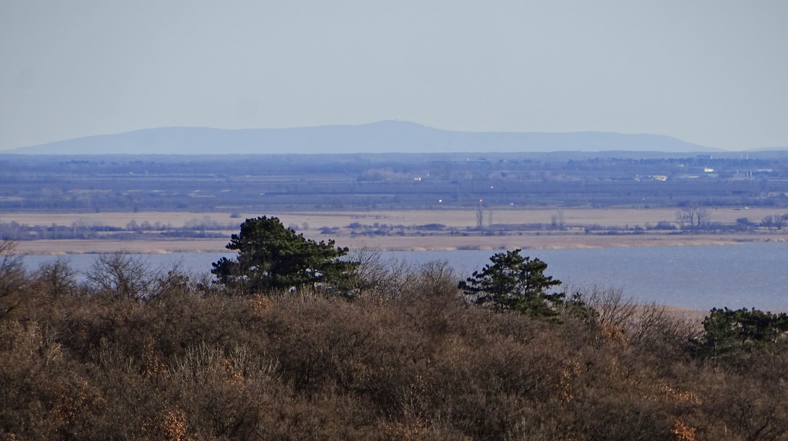 DSC09338 winden, 2021-02-04, blick über die kleine ungarische tiefebene.JPG