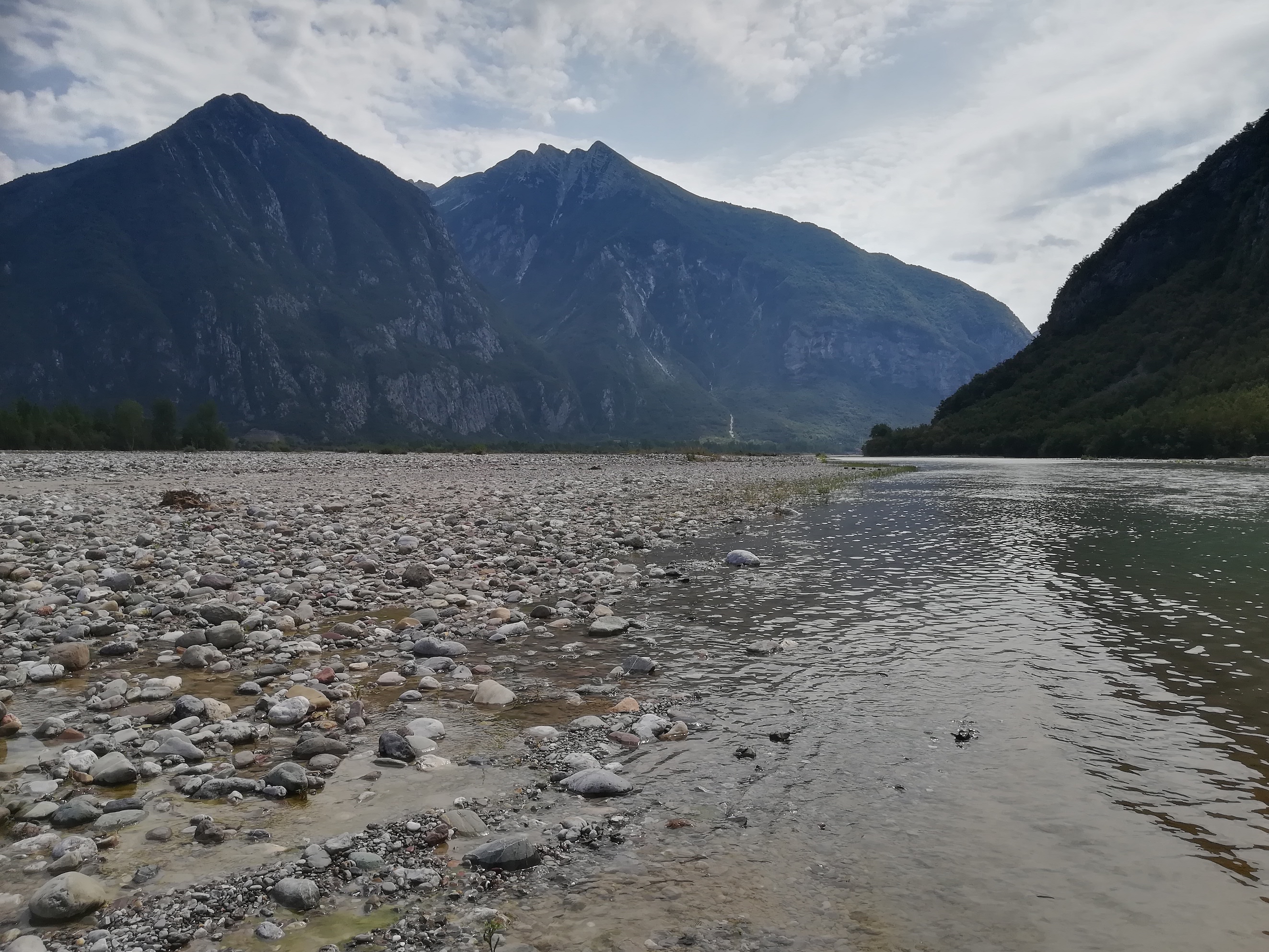 perspektive flussabwärts zusammenfluss mit fiume fella amaro tagliamento friaul-julisch venetien italien_20220724_113656.jpg