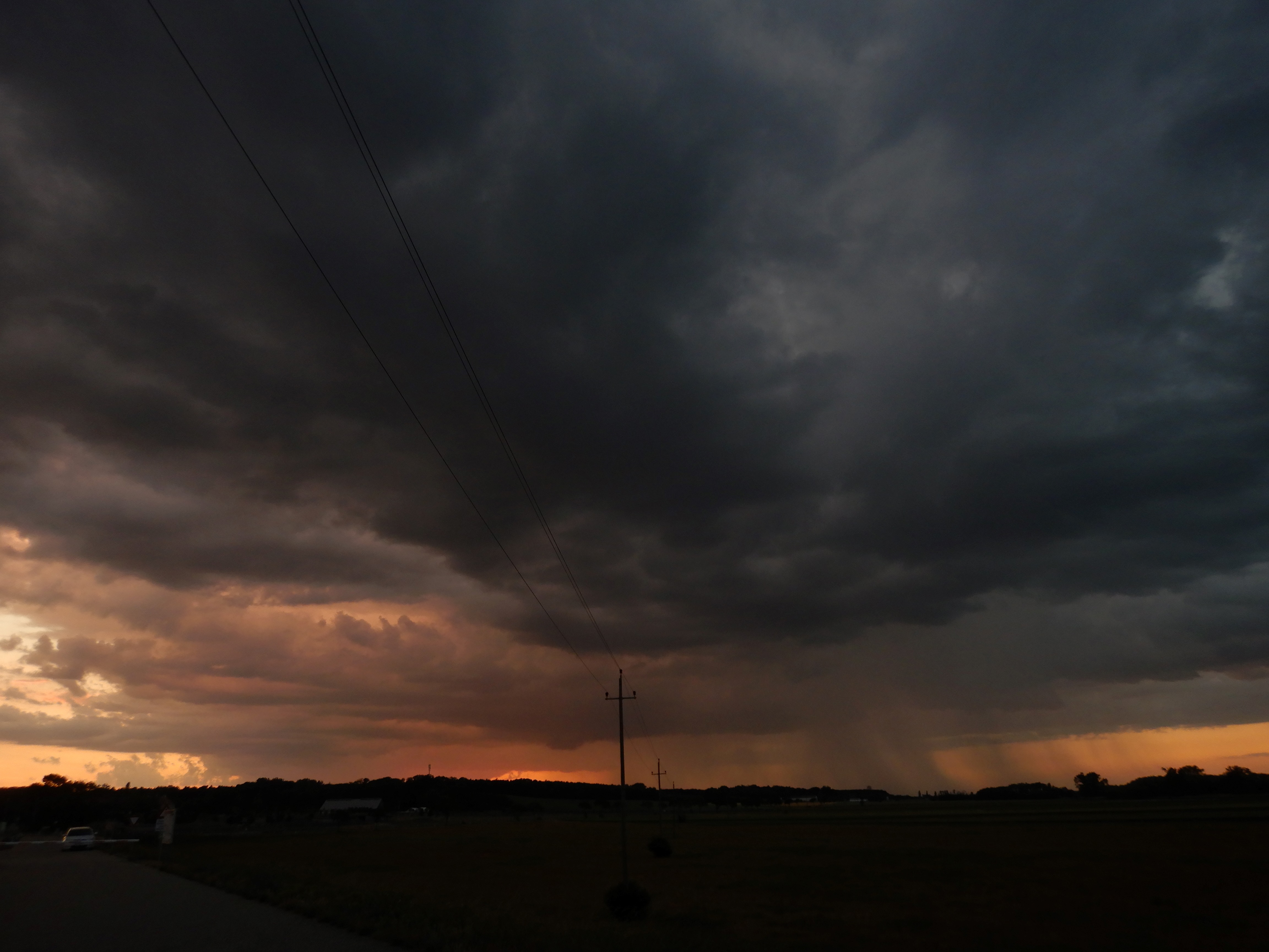 DSCN5293 sandbergexkursion 2025-05-30 abendgewitter schloßhof.jpg
